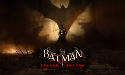 Batman stojí v tieni so symbolom netopiera na stene v hre Batman Arkham Shadow.