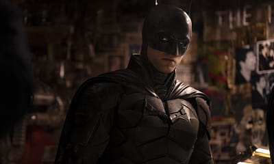 Robert Pattinson ako Batman v temnej scéne z filmu The Batman.