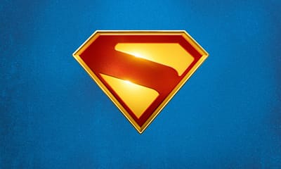 Nové logo Supermana s červeným a zlatým štítom na modrom pozadí pre film „Superman Legacy“ od režiséra Jamesa Gunna.