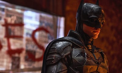 Robert Pattinson ako Batman v tmavom obleku a ikonickej maske vo filme „The Batman.“